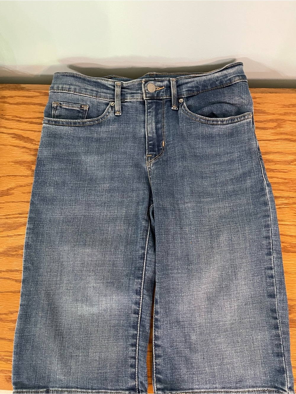 Women’s Levi's Denim Bermudas or Shorts. Excellent Cond. size 27”. Size4 - Picture 2 of 8